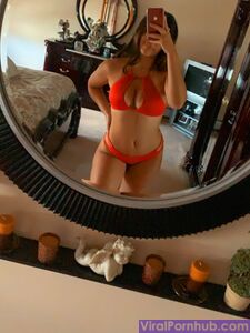 GORGEOUS INDIAN NRI BABE SELFSHOT PICS LEAKED