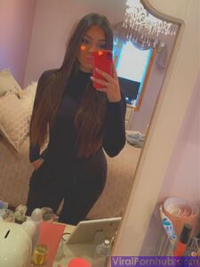 GORGEOUS INDIAN NRI BABE SELFSHOT PICS LEAKED