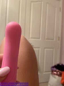 GORGEOUS INDIAN NRI BABE SELFSHOT PICS LEAKED