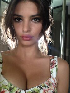 Super Model Emily Ratajkowski Nude Leaks